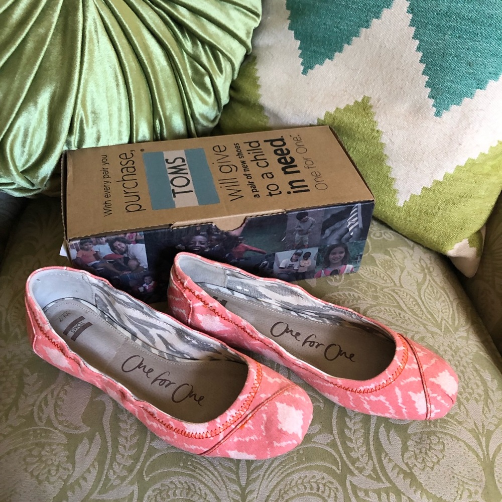 Pink/Orange Toms Ikat flats, Geometric Pattern